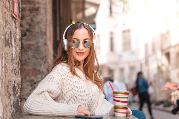 Bela atraente jovem menina senta-se um café — Fotografia de Stock