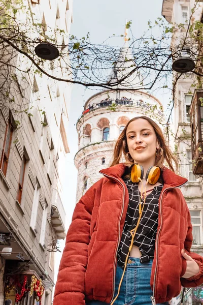 Retrato de una hermosa mujer viajera — Foto de Stock