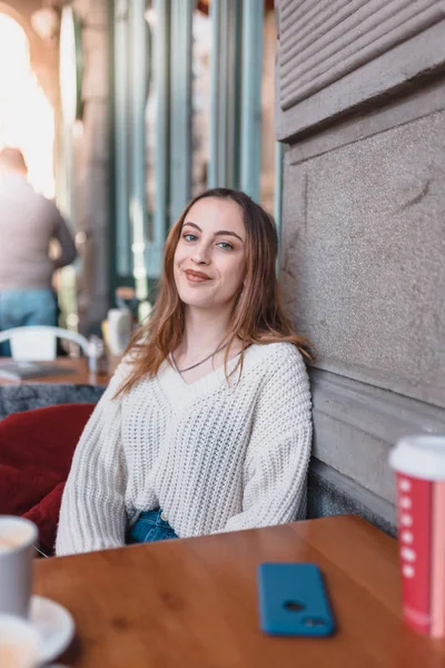 Mooi jong meisje in outdoor cafe Smiles — Stockfoto