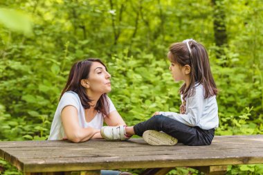 Genç anne ve küçük kızı birlikte eğleniyorlar. 