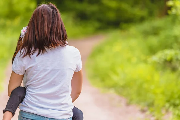 Jong mam houdt en knuffelt haar kleine meisje — Stockfoto