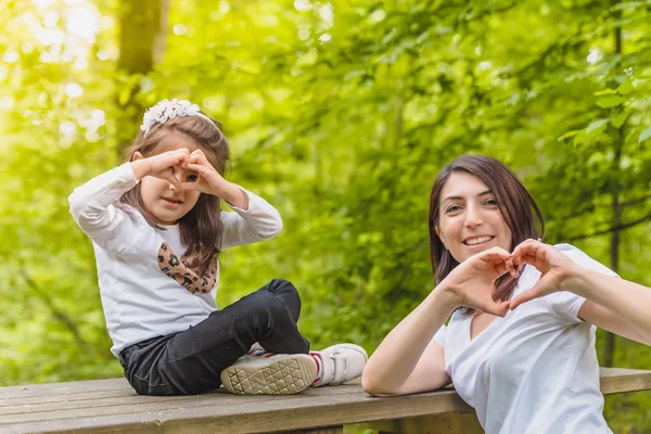 Genç anne ve küçük kızı birlikte eğleniyorlar. — Stok fotoğraf