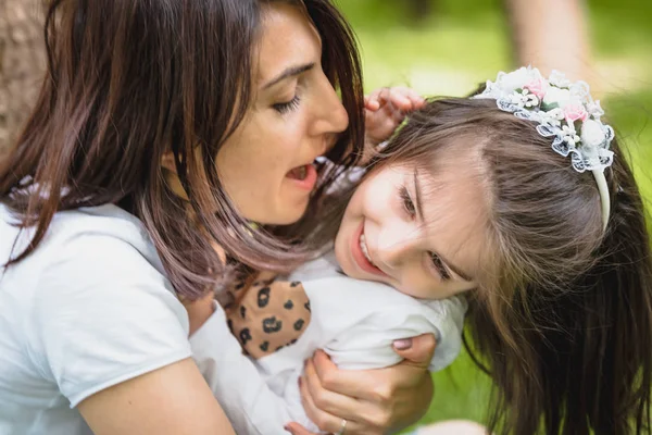 Mãe feliz abraçando sua filha com amor — Fotografia de Stock