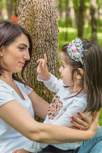 Mutlu anne sevgi ile kızı sarılma — Stok fotoğraf