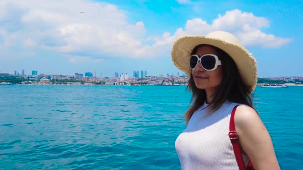 慢动作 美丽的女孩站在博斯普鲁斯海峡前 一个受欢迎的目的地在伊斯坦布尔 土耳其 — 图库视频影像