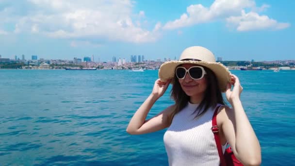 慢动作 美丽的女孩站在博斯普鲁斯海峡前 一个受欢迎的目的地在伊斯坦布尔 土耳其 — 图库视频影像