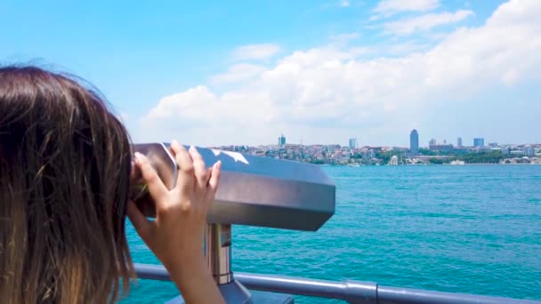 スローモーション 美少女はボスポラス海峡 イスタンブール トルコで人気の目的地で観光双眼鏡を通して見ます — ストック動画