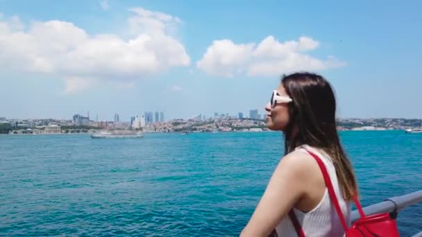 美丽的女孩站在博斯普鲁斯海峡前 一个受欢迎的目的地在伊斯坦布尔 土耳其 — 图库视频影像