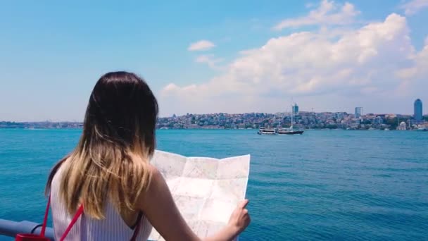 Vacker Flicka Ser Karta Över Istanbul Med Utsikt Över Bosporen — Stockvideo