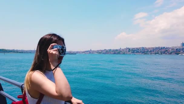 慢动作 美丽的女孩拍摄博斯普鲁斯海峡 一个受欢迎的目的地乌斯库达尔镇 伊斯坦布尔 土耳其 — 图库视频影像