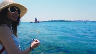 Yavaş hareket: güzel kız, Üsküdar kasabası, Istanbul, Türkiye 'de popüler bir hedef olan Bosphorus resimleri alır