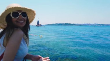 Yavaş hareket: güzel kız, Üsküdar kasabası, Istanbul, Türkiye 'de popüler bir hedef olan Bosphorus resimleri alır