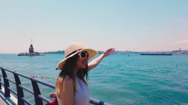 Yavaş hareket: güzel kız Bosphorus ve Maidens Kulesi, Istanbul, Türkiye 'de popüler bir hedef gösterir