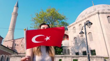 Yavaş hareket: güzel genç kızlar, İstanbul 'da eski bir binanın önünde Türk bayrağı dalgaları, Türkiye, seyahat konsepti
