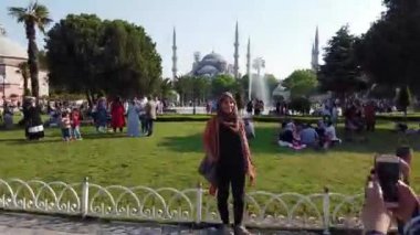 Hyperlapse video: Unidentfied insanlar etrafında yürümek ve Sultanahmet Camii veya Sultan Ahmet Camii, Istanbul, Türkiye 'de popüler bir dönüm noktası keşfetmek. 05 Haziran 2019.