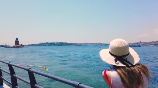 Güzel Kız Üsküdar Kasabasında Bosphorus Maidens Kulesi Resimlerini Çeker Istanbul — Stok video