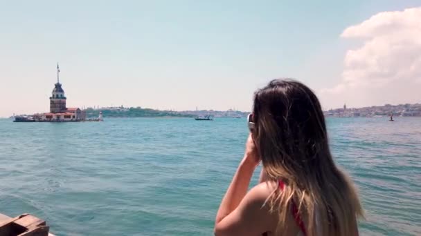 Menina Bonita Tira Fotos Bósforo Maidens Tower Cidade Uskudar Istambul — Vídeo de Stock