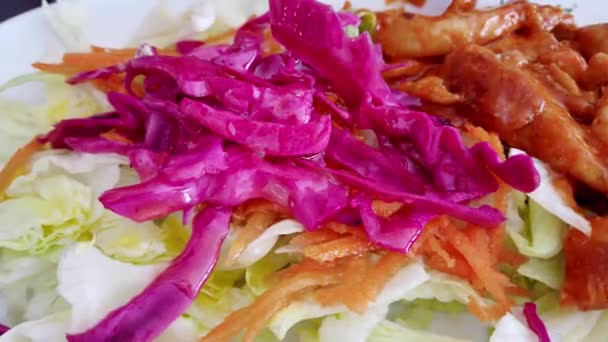 Enge Sicht Auf Hand Gießt Sauce Salat Auf Den Tisch — Stockvideo