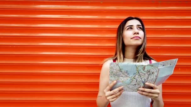 Schönes Junges Mädchen Betrachtet Stadtkarte Von Istanbul Mit Orangefarbenem Rotem — Stockvideo