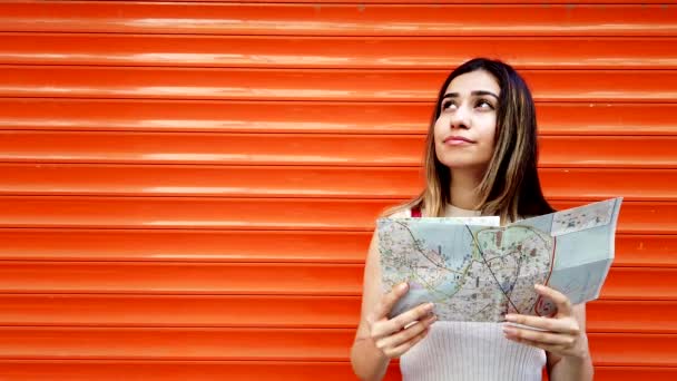 Slow Motion Menina Bonita Olha Para Mapa Istambul Com Fundo — Vídeo de Stock