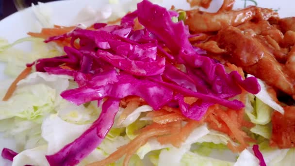 Ultra Slow Motion Dicht Zicht Van Hand Gieten Olijfolie Salade — Stockvideo