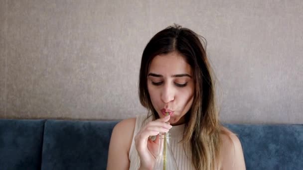 Hermosa Chica Joven Bebe Coca Refresco Con Gran Disfrutar Restaurante — Vídeo de stock