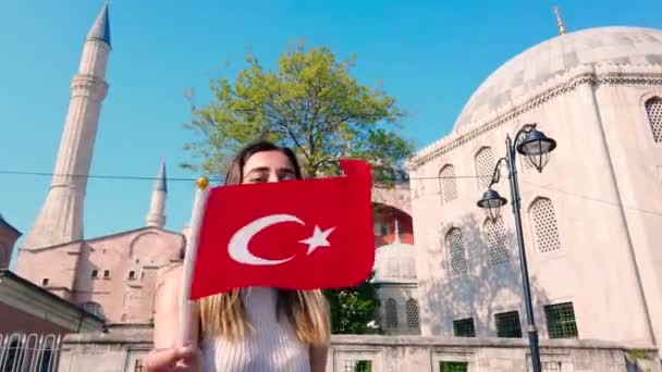 Hermosas Chicas Jóvenes Ondean Bandera Turca Frente Antiguo Edificio Estambul — Vídeo de stock