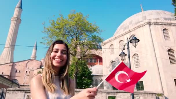 Cámara Lenta Hermosas Chicas Jóvenes Ondean Bandera Turca Frente Antiguo — Vídeo de stock