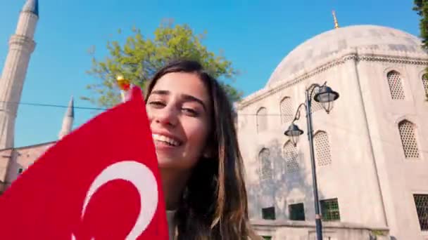 Красивые Молодые Девушки Машут Турецким Флагом Перед Старинным Зданием Станбуле — стоковое видео
