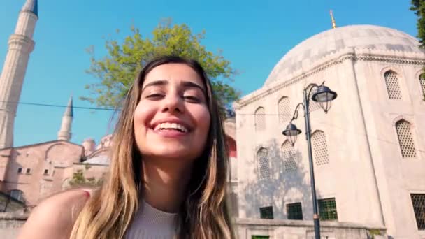 슬로우 아름다운 소녀는 스탠불 개념의 앞에서 국기를 — 비디오