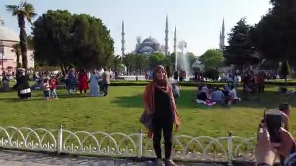 하이퍼랩스 비디오 이스탄불의 랜드마크인 모스크 아흐메트 모스크를 둘러보는 일방불한 사람들이 — 비디오
