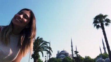 Güzel genç kızlar, İstanbul 'da Sultan Ahmed veya Sultanahmet Camii görünümü, Türkiye, seyahat konsepti ile Türk bayrağı dalgaları
