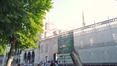 Hyperlapse video: Unidentfied insanlar etrafında yürümek ve Sultanahmet Camii veya Sultan Ahmet Camii, Istanbul, Türkiye 'de popüler bir dönüm noktası keşfetmek. 05 Haziran 2019.