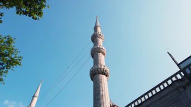 Slow Motion: Sultanahmet Camii veya Sultan Ahmet Camii 'nin dış görünümü, Istanbul 'da popüler bir dönüm noktası, Türkiye