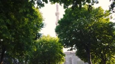 Slow Motion: Sultanahmet Camii veya Sultan Ahmet Camii 'nin dış görünümü, Istanbul 'da popüler bir dönüm noktası, Türkiye