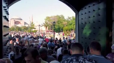 Istanbul 'da popüler bir dönüm noktası olan Sultanahmet Camii veya Sultan Ahmet Camii 'nin unidentfied insanlar çıkış kapısı. 05 Haziran 2019.
