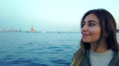 Slow Motion: güzel genç kız, İstanbul 'da Boğaziçi ve Kız Kulesi manzaralı bir tekne turuna sahiptir..