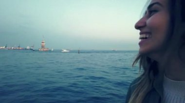 Slow Motion: güzel genç kız, İstanbul 'da Boğaziçi ve Kız Kulesi manzaralı bir tekne turuna sahiptir..