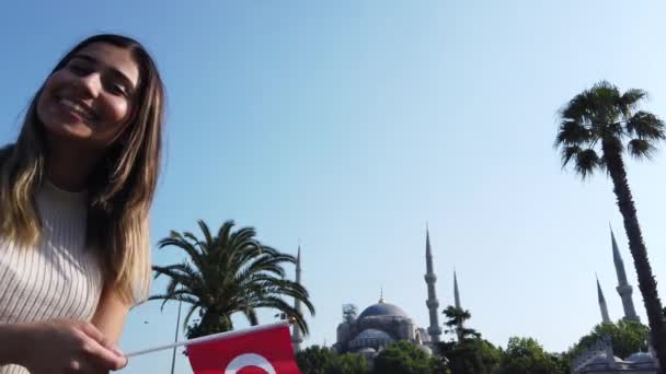 Zeitlupe Schönes Junges Mädchen Schwenkt Türkische Flagge Mit Blick Auf — Stockvideo