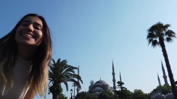 슬로우 아름다운 소녀는 스탠불 개념에서 아메드 모스크의 전망과 국기를 — 비디오