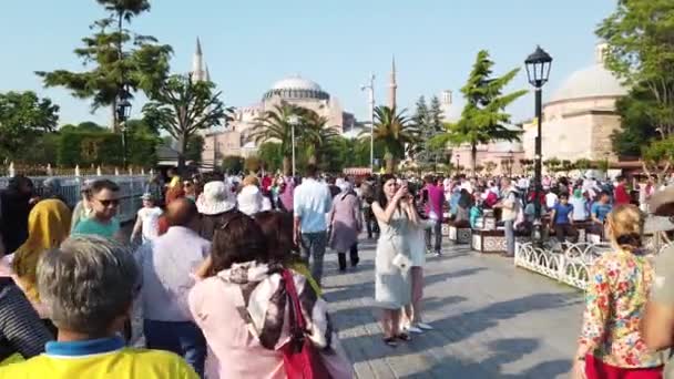 Άνθρωποι Περπατούν Στο Σουλταναχμέτ Park Όπου Μπλε Τζαμί Τζαμί Του — Αρχείο Βίντεο