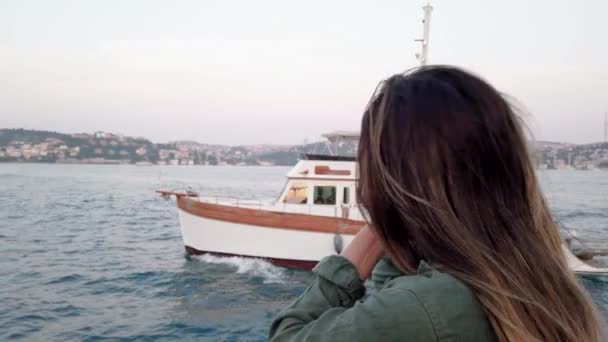 慢动作 美丽的年轻女孩拍照 而有乘船游览博斯普鲁斯和地标在土耳其伊斯坦布尔 — 图库视频影像