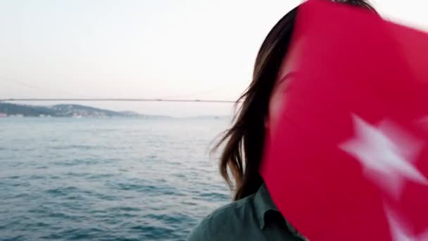 Zeitlupe Schönes Junges Mädchen Schwenkt Türkische Flagge Bei Einer Bootstour — Stockvideo