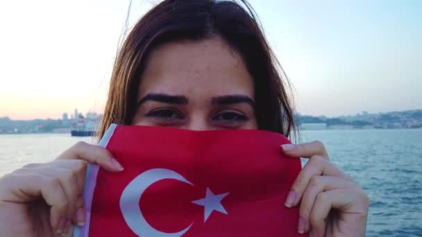 Gyönyörű Fiatal Lány Rendelkezik Török Zászló Miközben Egy Hajókirándulás Kilátással — Stock videók