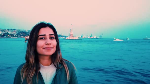 慢动作 美丽的年轻女孩有一个乘船游览博斯普鲁斯和少女塔在伊斯坦布尔 土耳其 — 图库视频影像