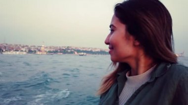 Slow Motion: güzel genç kız, İstanbul 'da Boğaziçi ve Kız Kulesi manzaralı bir tekne turuna sahiptir..