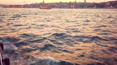 Istanbul, Türkiye 'de Gezirken Galate Kulesi ve boğaz 'ın manzara manzarası.