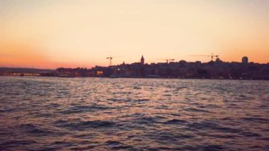 Yavaş hareket: Istanbul, Türkiye 'de Gezirken Galate Kulesi ve boğaz 'ın manzara manzarası.