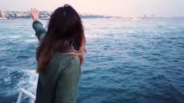 美しい若い女の子は イスタンブール トルコのボスポラスと乙女の塔の景色を望むボートツアーを持っています — ストック動画
