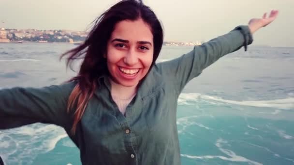 スローモーション 美しい若い女の子は イスタンブール トルコのボスポラスと乙女の塔の景色を望むボートツアーを持っています — ストック動画